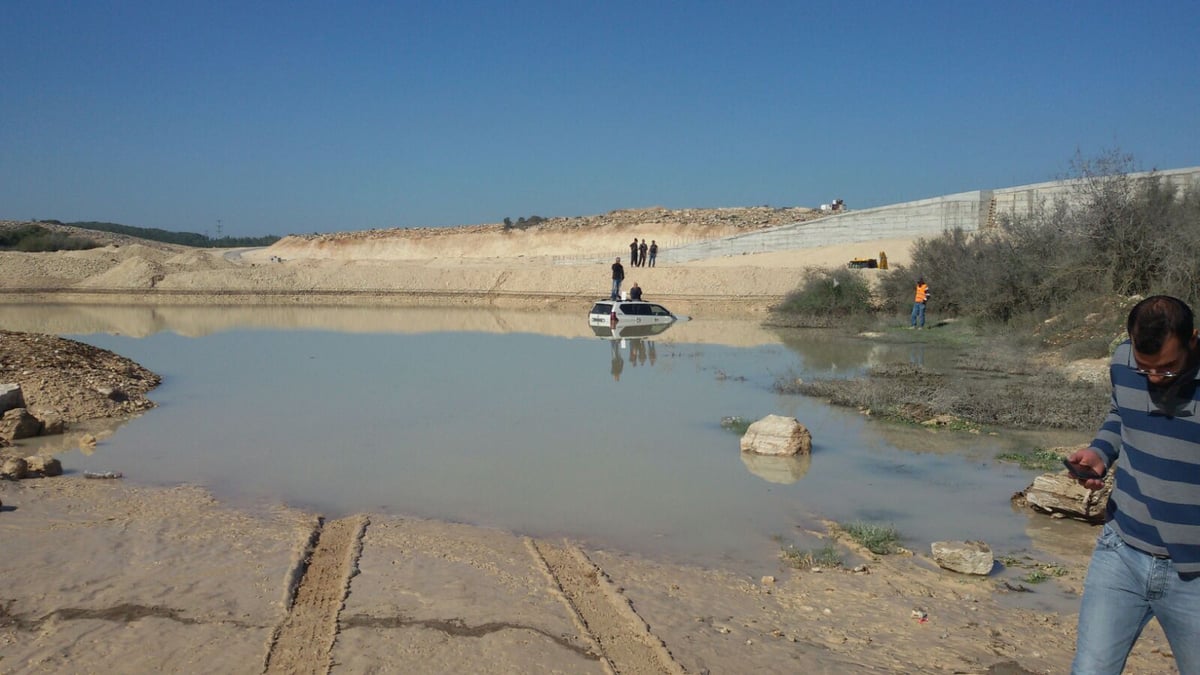 2 אנשים שקעו עם רכבם במים וחולצו עם סירה