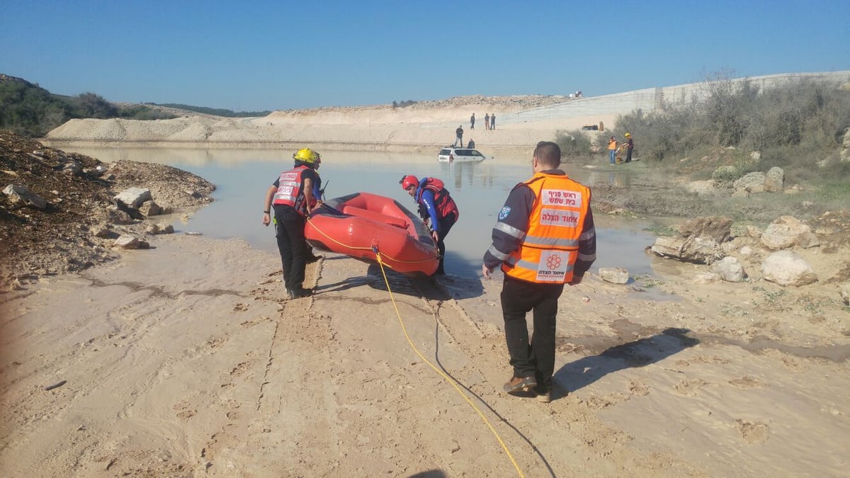 2 אנשים שקעו עם רכבם במים וחולצו עם סירה