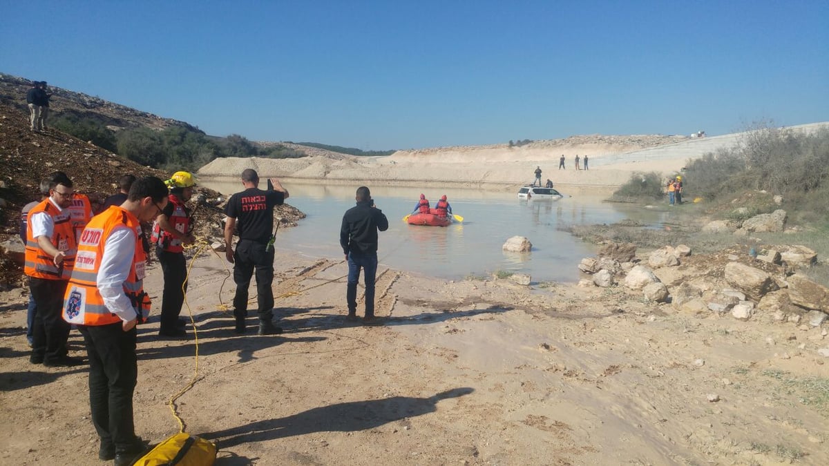 2 אנשים שקעו עם רכבם במים וחולצו עם סירה