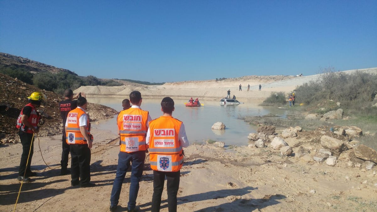 2 אנשים שקעו עם רכבם במים וחולצו עם סירה