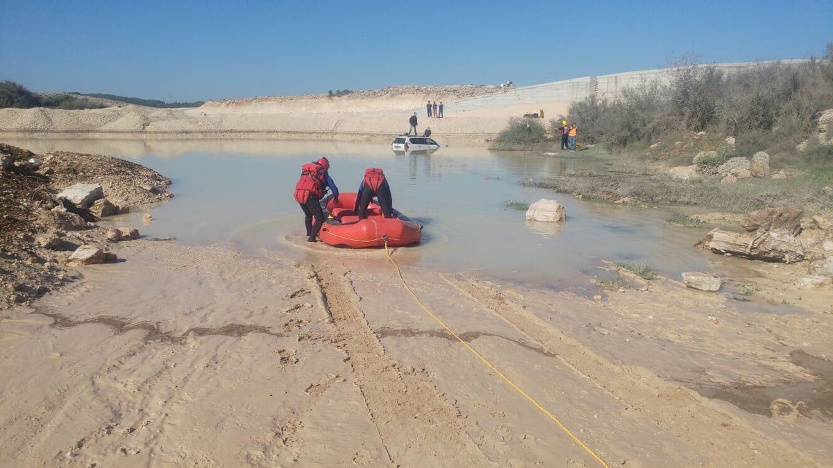 2 אנשים שקעו עם רכבם במים וחולצו עם סירה