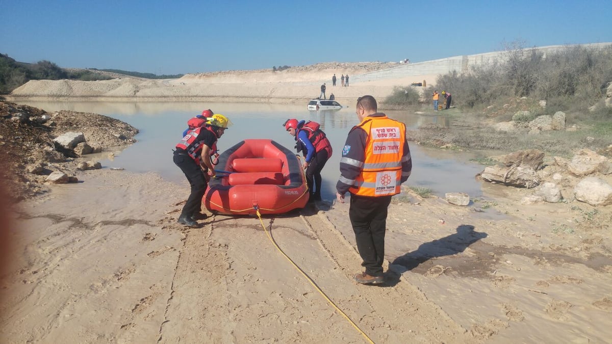 2 אנשים שקעו עם רכבם במים וחולצו עם סירה