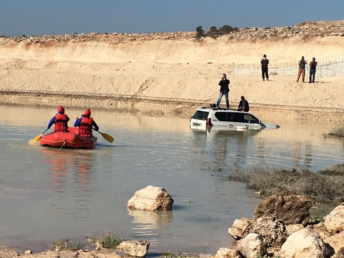 2 אנשים שקעו עם רכבם במים וחולצו עם סירה