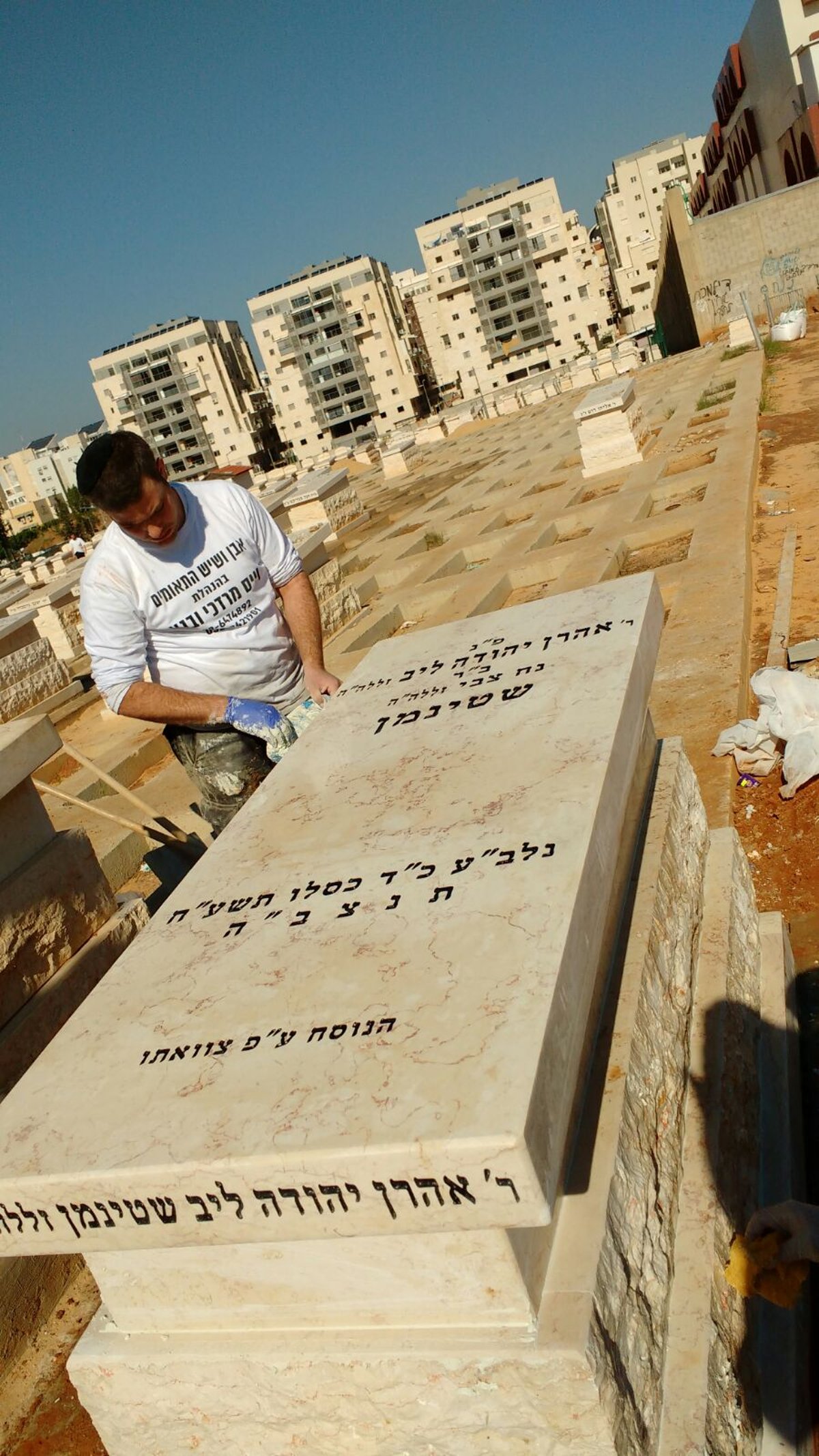 תיעוד ראשון: המצבה בקברו של מרן הרב שטיינמן זצ"ל