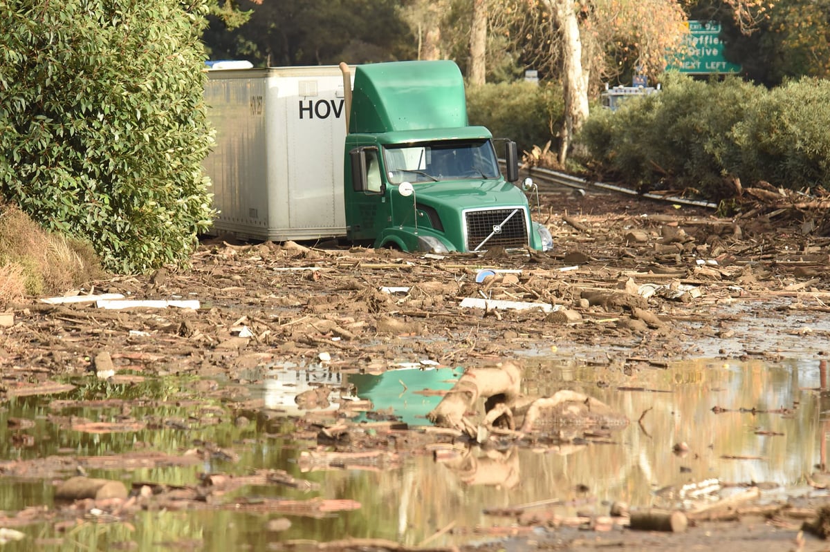 EPA-EFE/MIKE ELIASON / SANTA BARBARA COUNTY FIRE