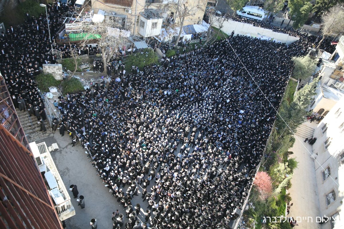 בעצרת על מות התינוקות: תפילה על החשודים בפרוטקשן