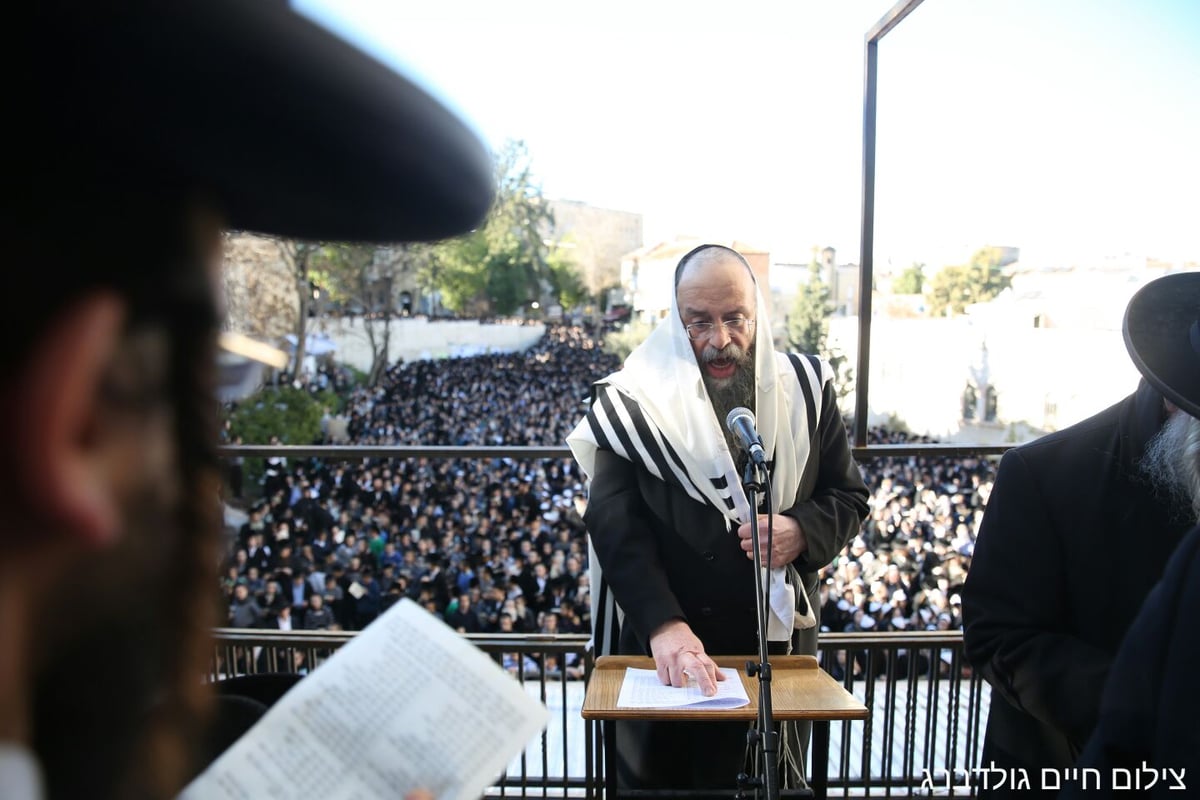 בעצרת על מות התינוקות: תפילה על החשודים בפרוטקשן