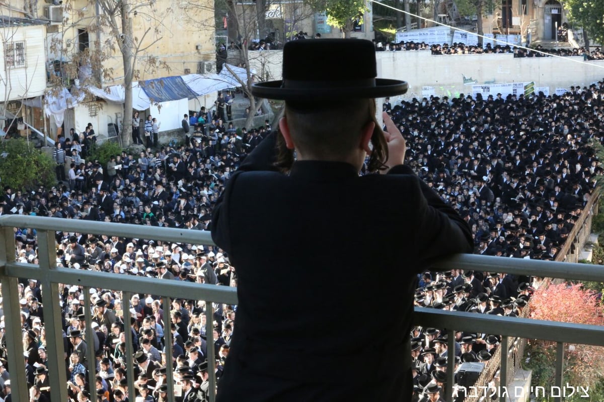 בעצרת על מות התינוקות: תפילה על החשודים בפרוטקשן