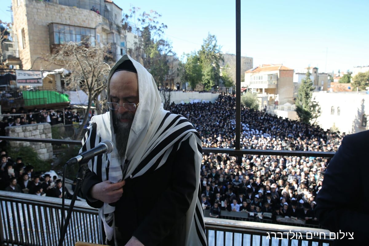 בעצרת על מות התינוקות: תפילה על החשודים בפרוטקשן