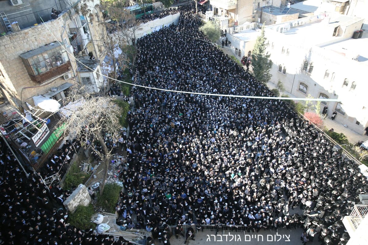 בעצרת על מות התינוקות: תפילה על החשודים בפרוטקשן