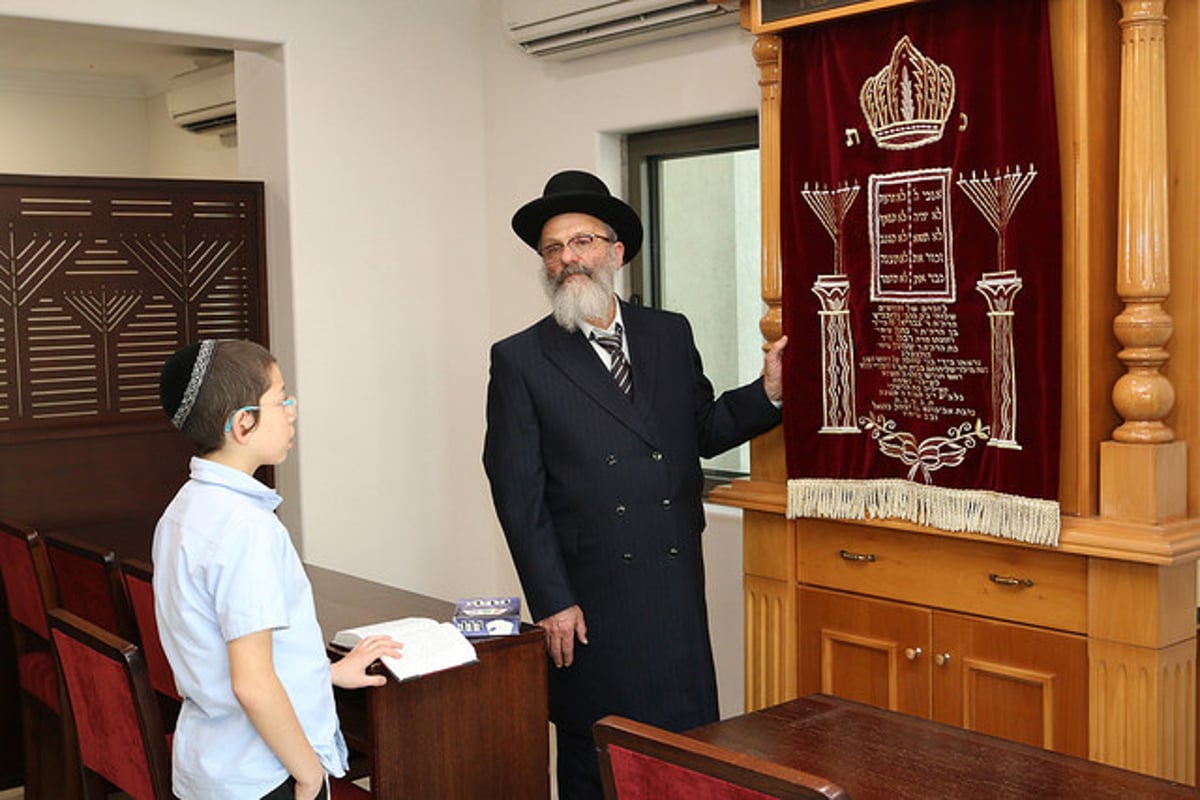 מוישי הולצברג ביקר בבית בו נרצחו הוריו