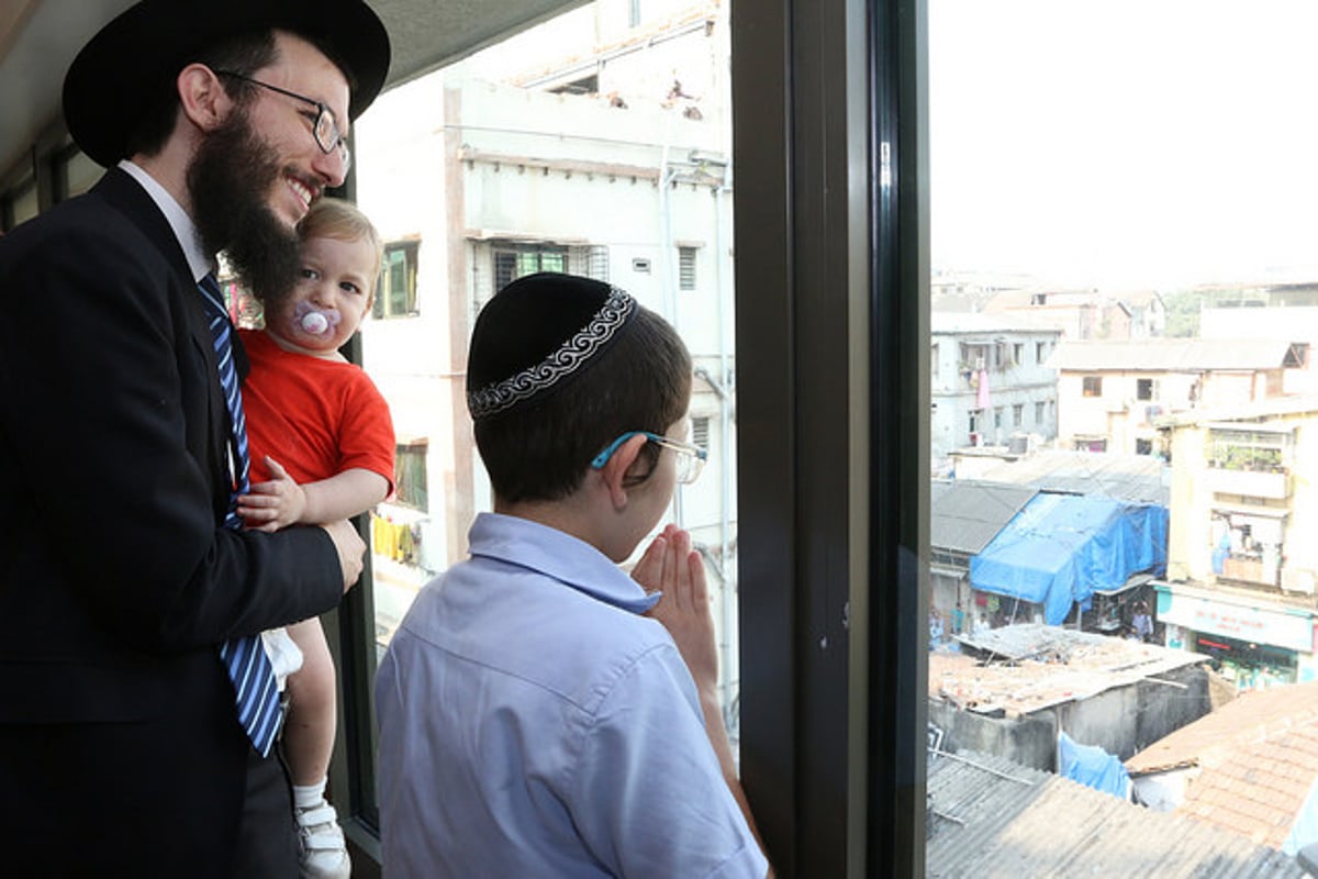 מוישי הולצברג ביקר בבית בו נרצחו הוריו