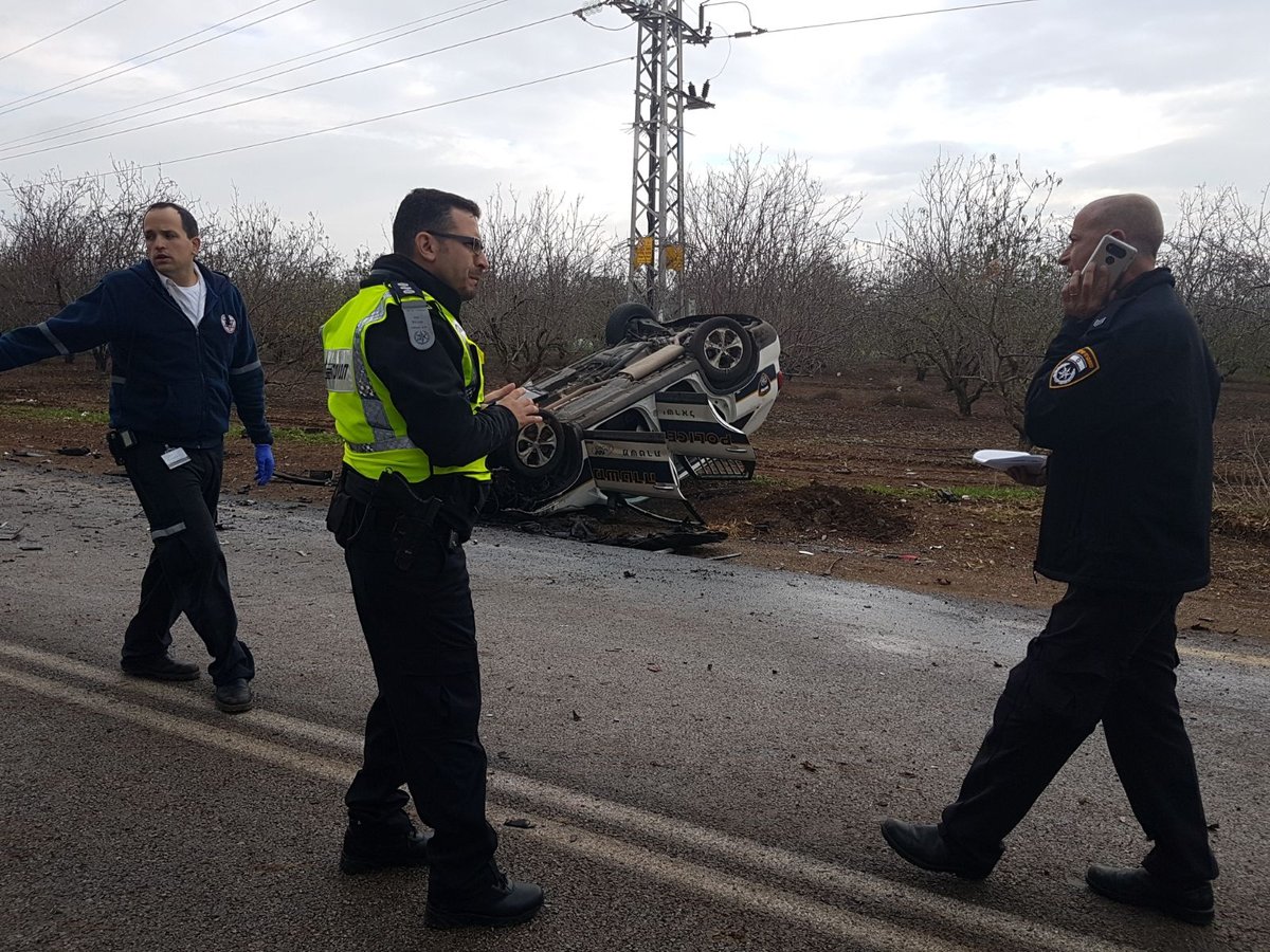 התנגשה בניידת ונהרגה; שני שוטרים נפצעו