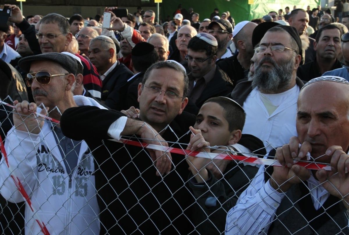 הילולת הבבא סאלי. למצולמים אין קשר לנאמר בידיעה