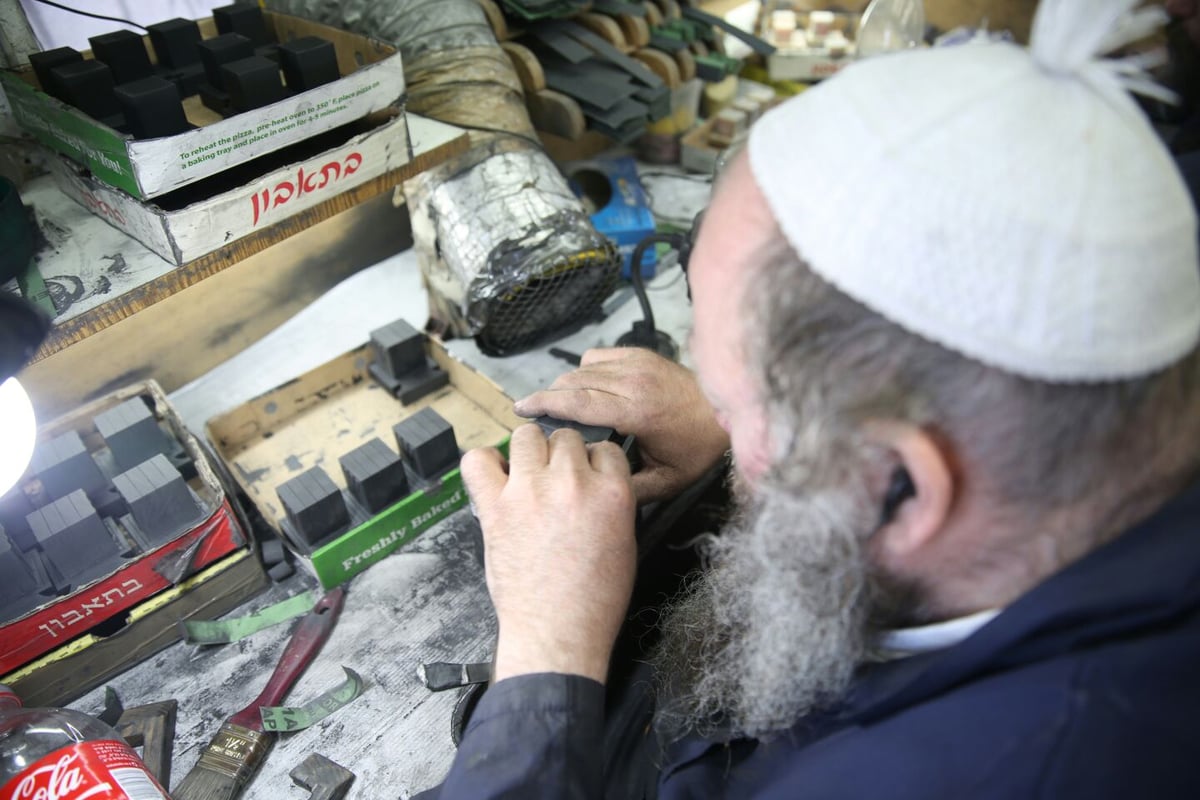 כך מכינים את הבתים לתפילין, שלב אחר שלב • גלריה