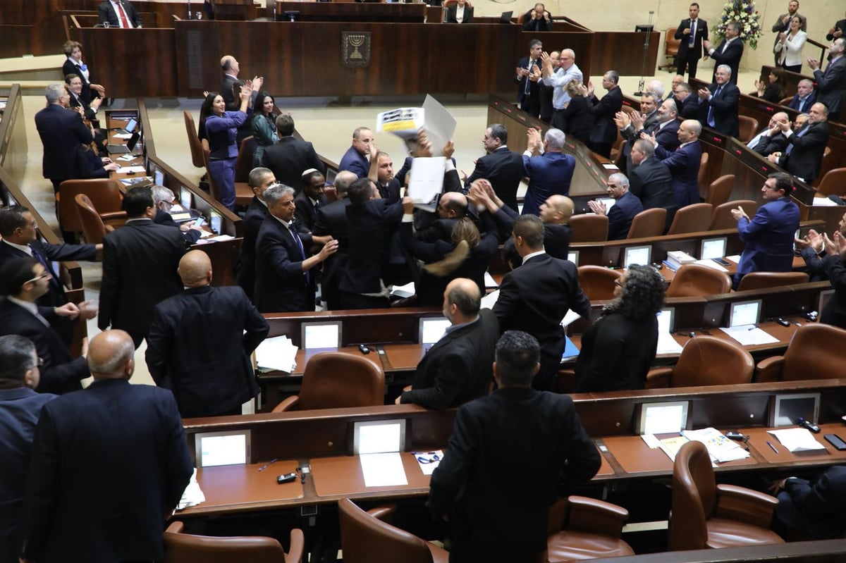 תיעוד מביך: הח"כים הערבים הניפו שלטים והוצאו בכוח