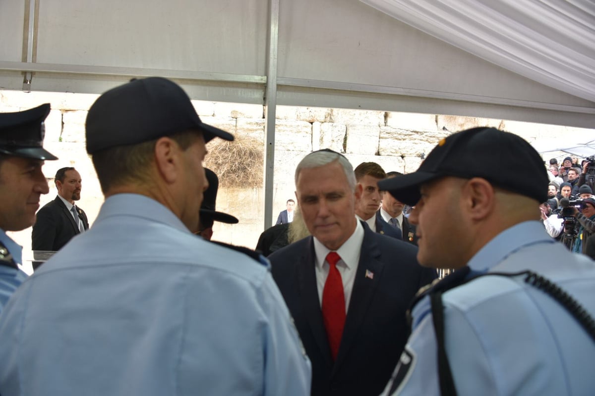 "אמונתי התחדשה": סגן נשיא ארה"ב מייק פנס ביקר בכותל המערבי • צפו