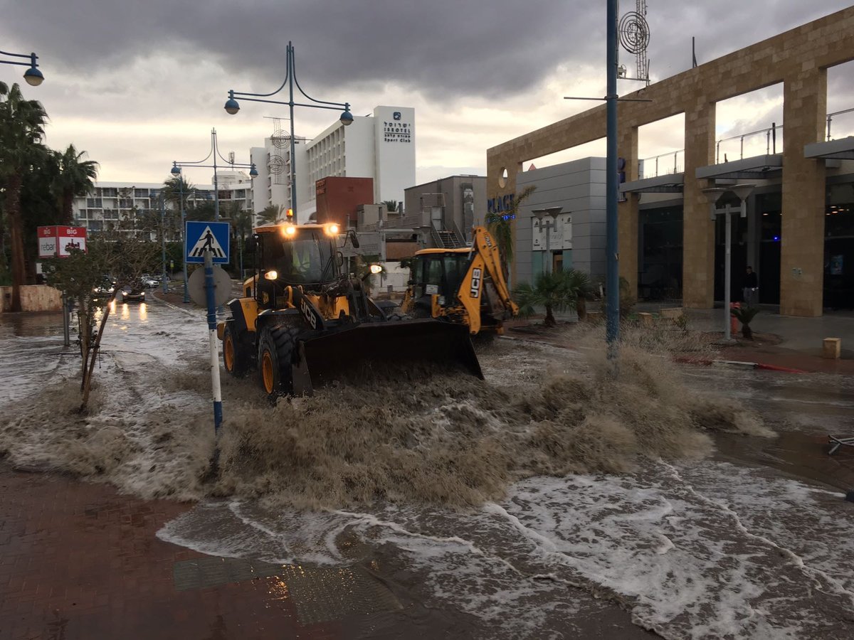 סופת הגשמים הציפה רחובות ב... אילת • צפו