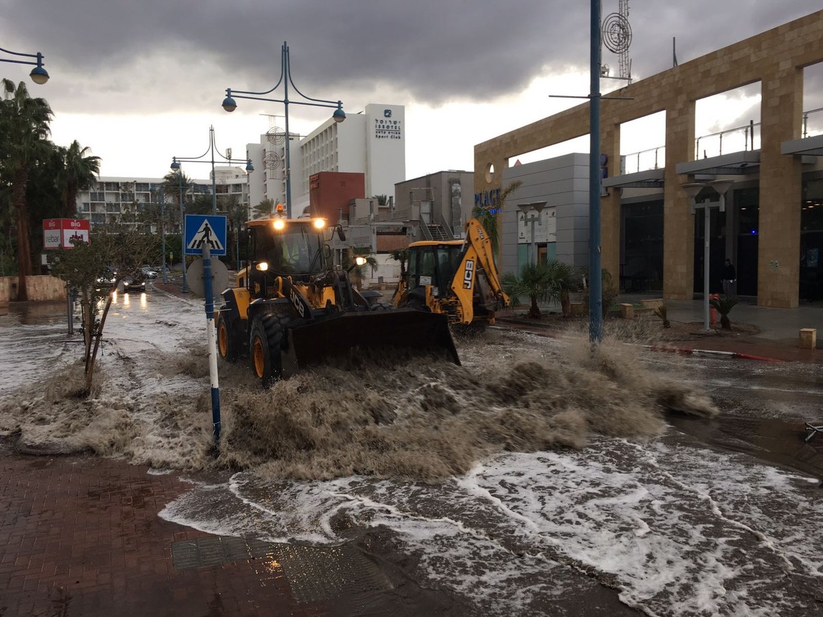 סופת הגשמים הציפה רחובות ב... אילת • צפו