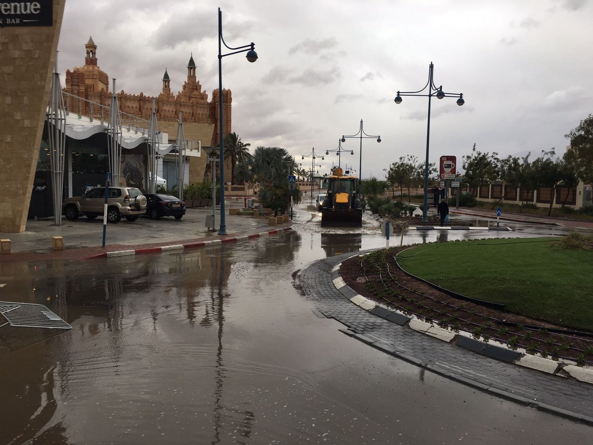 סופת הגשמים הציפה רחובות ב... אילת • צפו