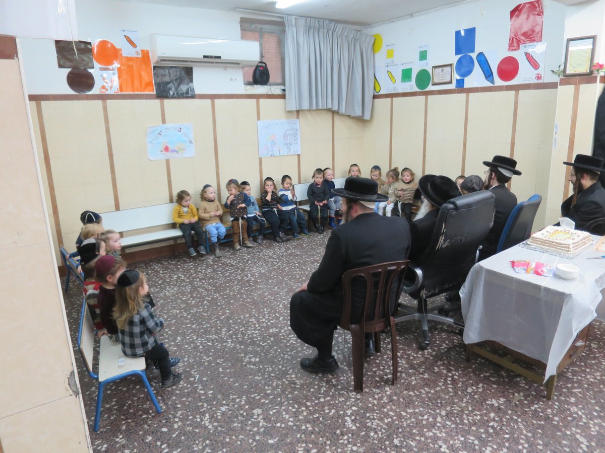 שוחרר מהכלא והכניס את בנו ל'חיידר' • תיעוד