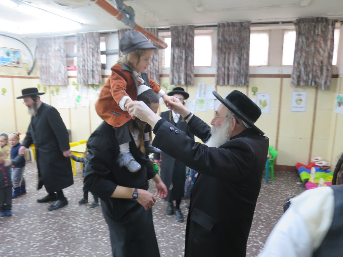 שוחרר מהכלא והכניס את בנו ל'חיידר' • תיעוד