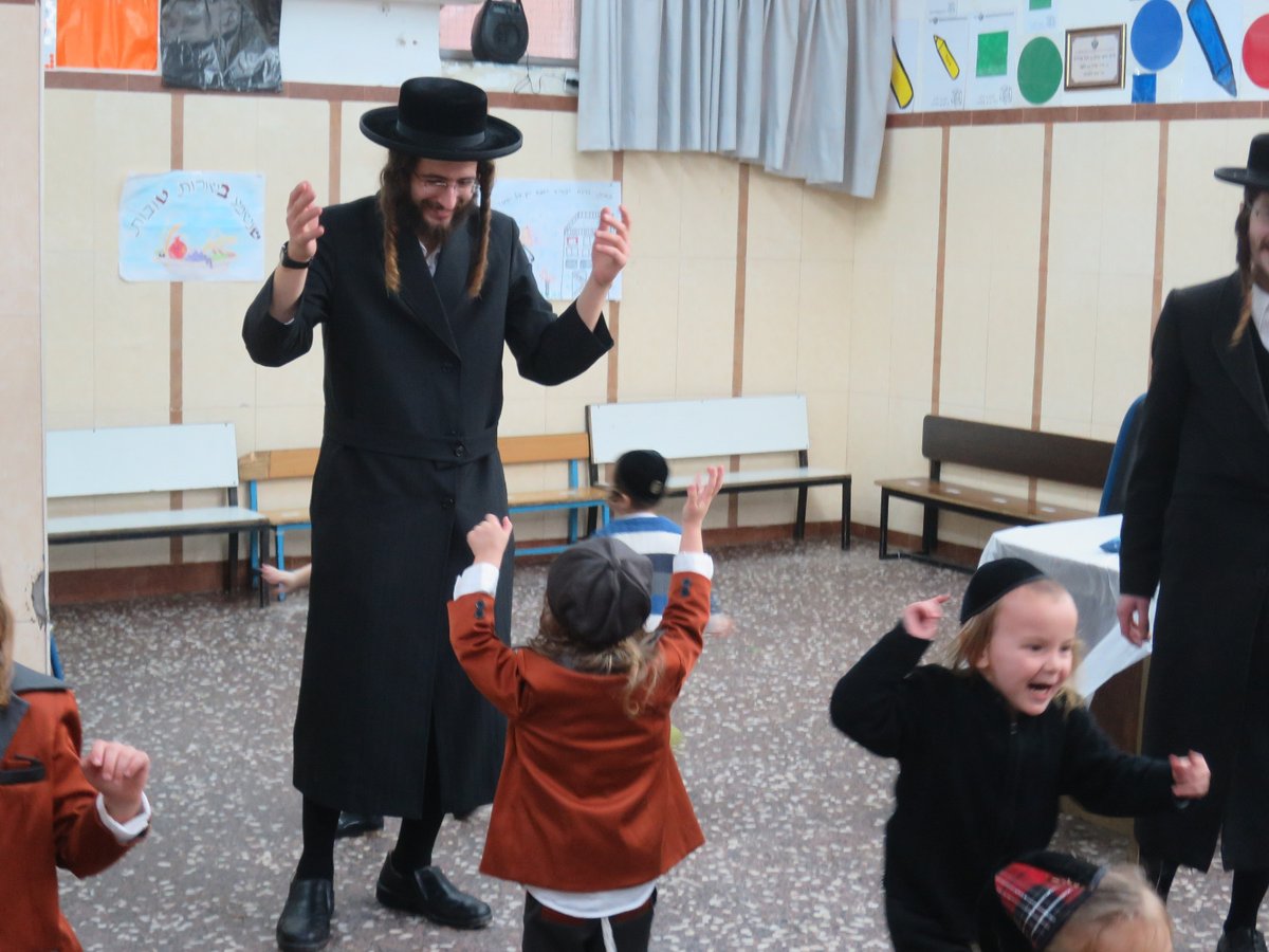 שוחרר מהכלא והכניס את בנו ל'חיידר' • תיעוד