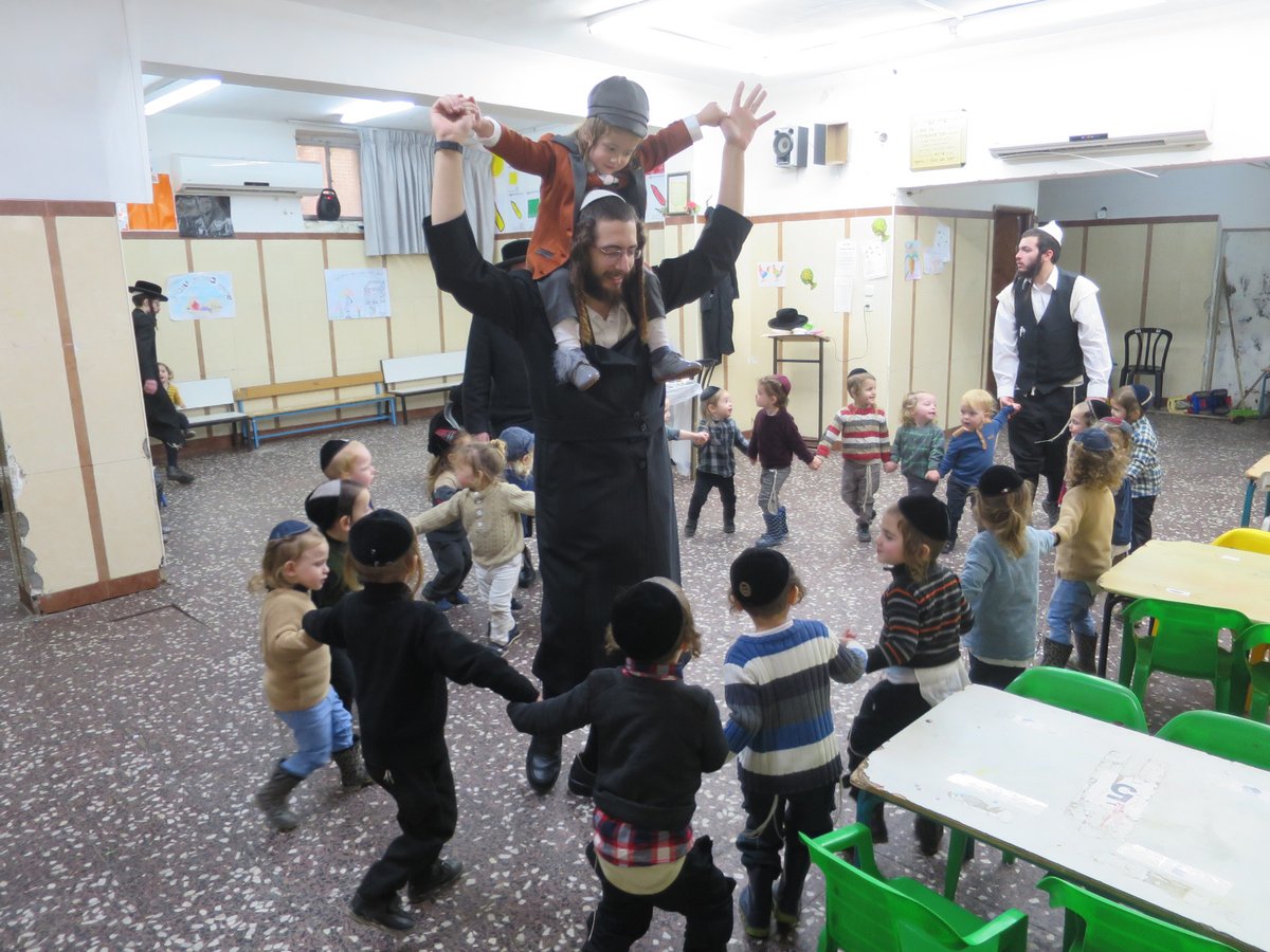 שוחרר מהכלא והכניס את בנו ל'חיידר' • תיעוד