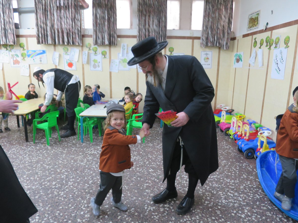 שוחרר מהכלא והכניס את בנו ל'חיידר' • תיעוד