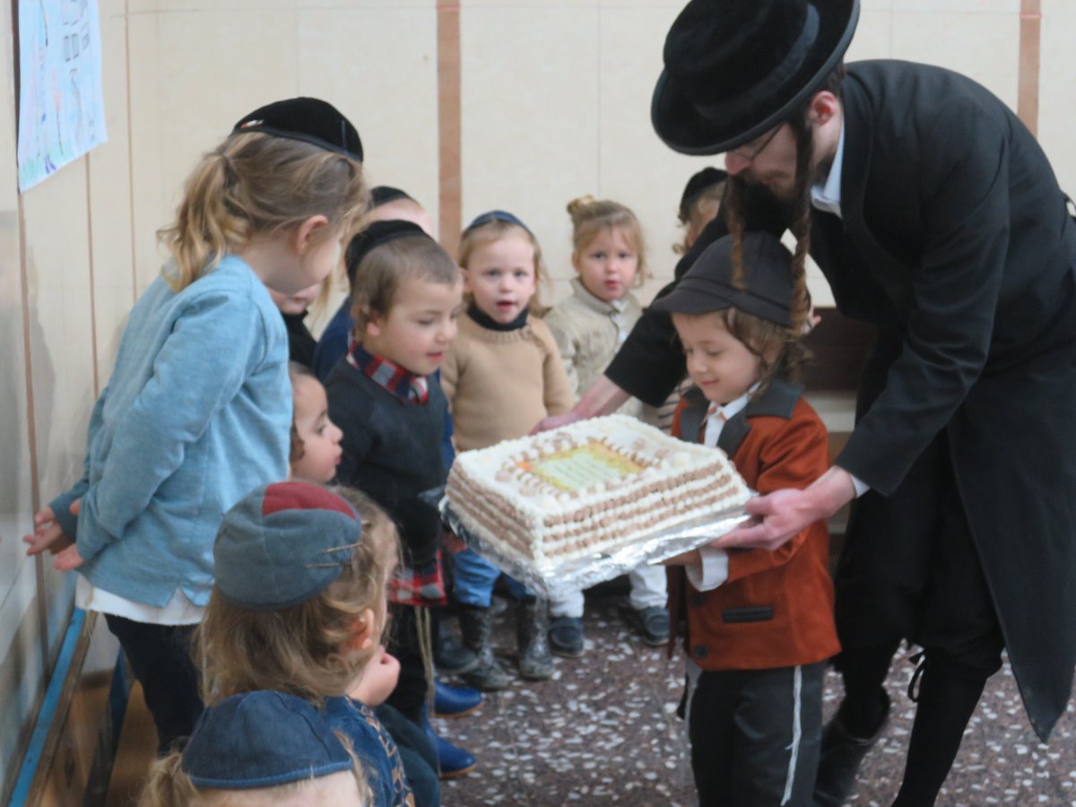 שוחרר מהכלא והכניס את בנו ל'חיידר' • תיעוד