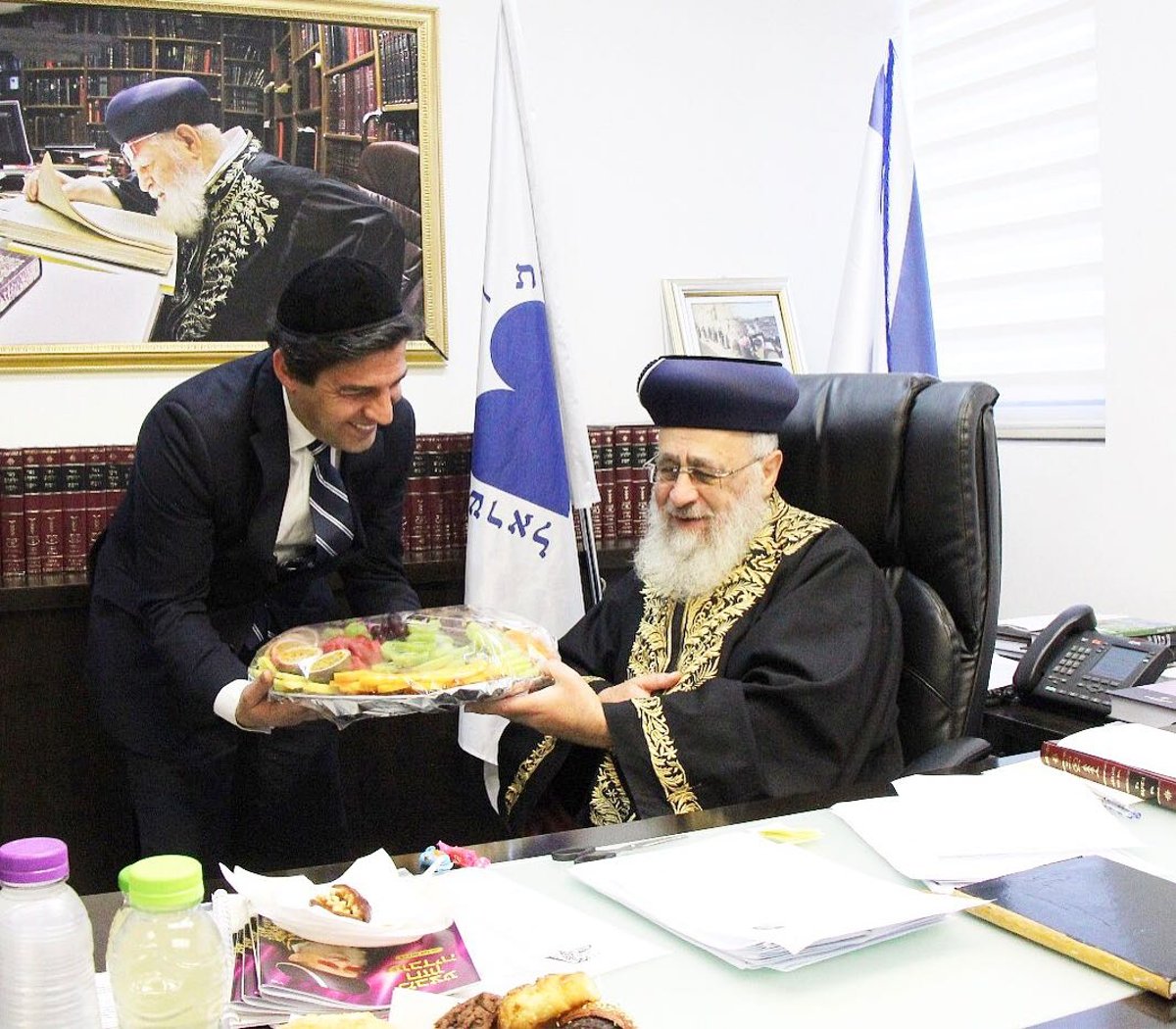 חסידים מגיש לרב הראשי את סלסלת הפירות