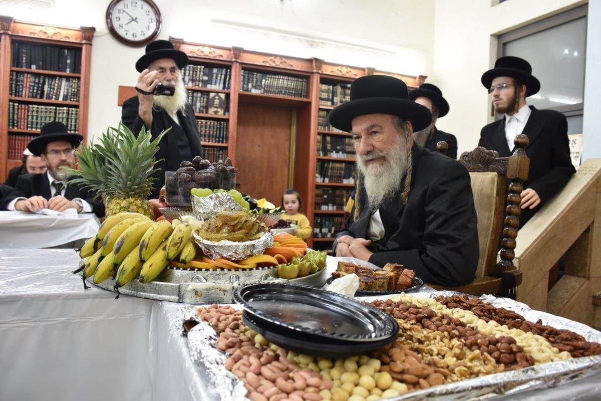 טיש ט"ו בשבט בחצר הקודש אשלג. צפו