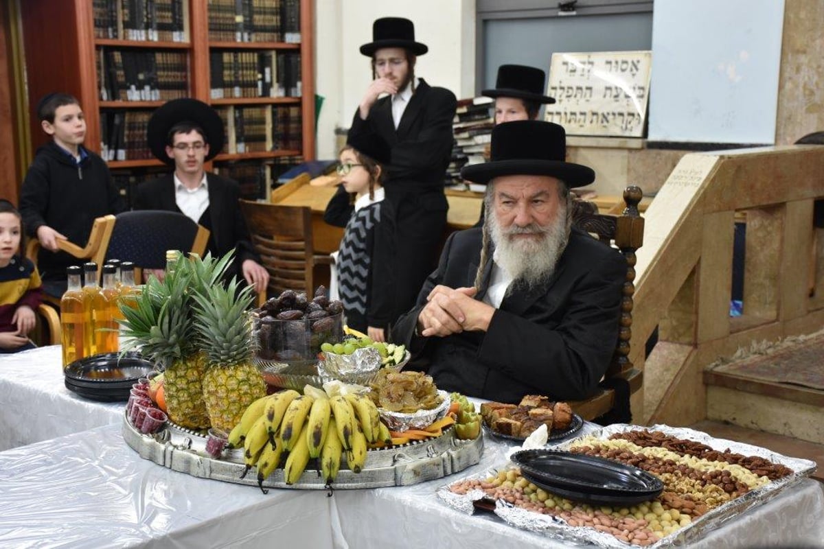 טיש ט"ו בשבט בחצר הקודש אשלג. צפו