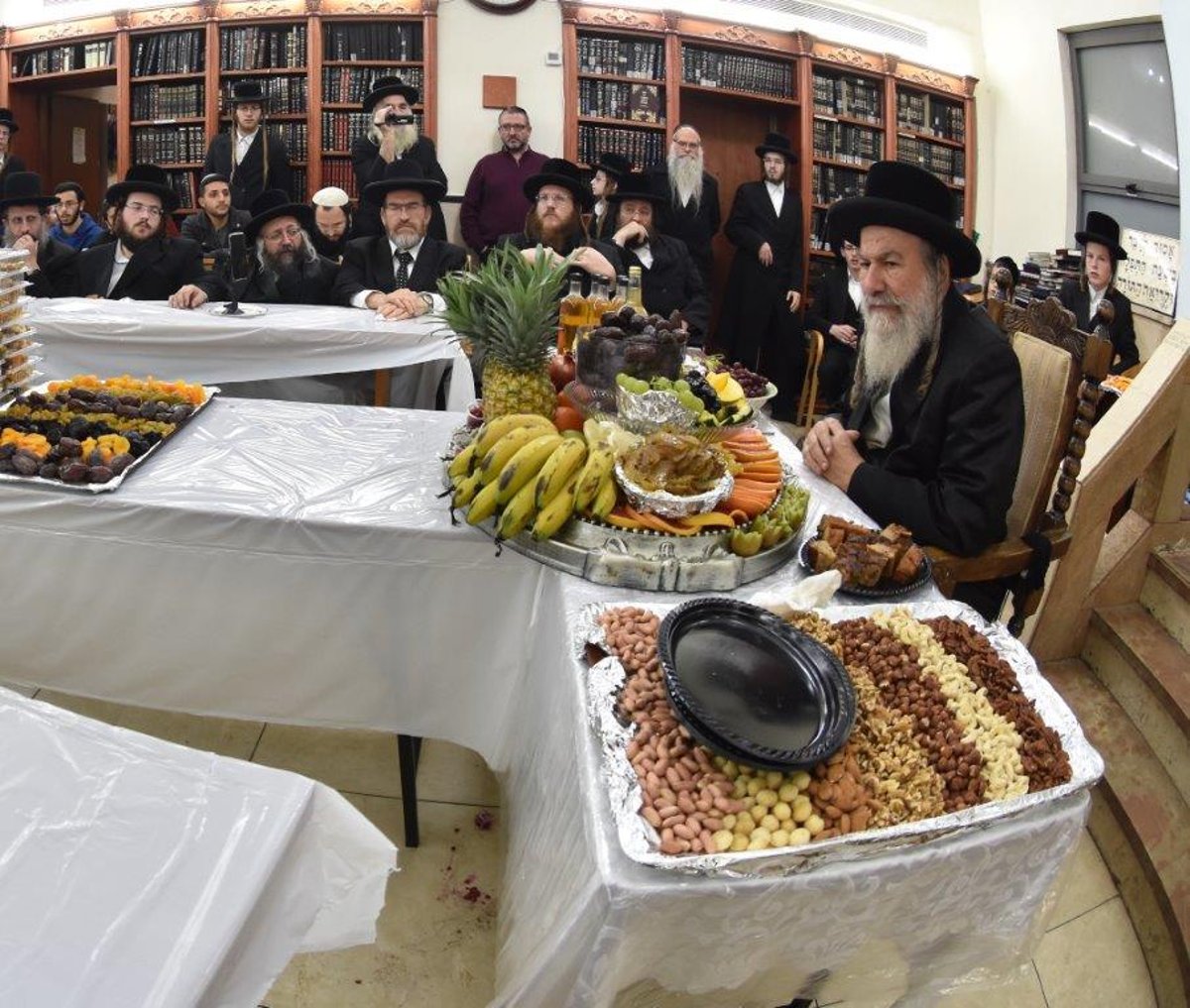 טיש ט"ו בשבט בחצר הקודש אשלג. צפו