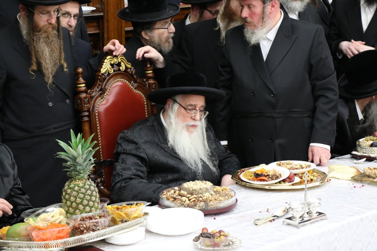 האדמו"ר מצאנז ערך טיש ט"ו בשבט בארה"ב • תיעוד