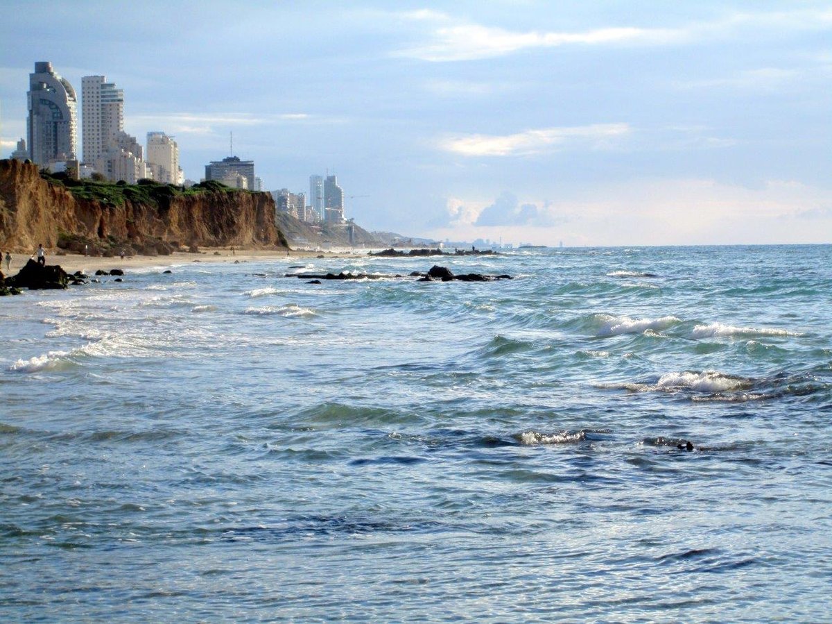 מזג האוויר התחמם: סיור מצולם בחופי השרון