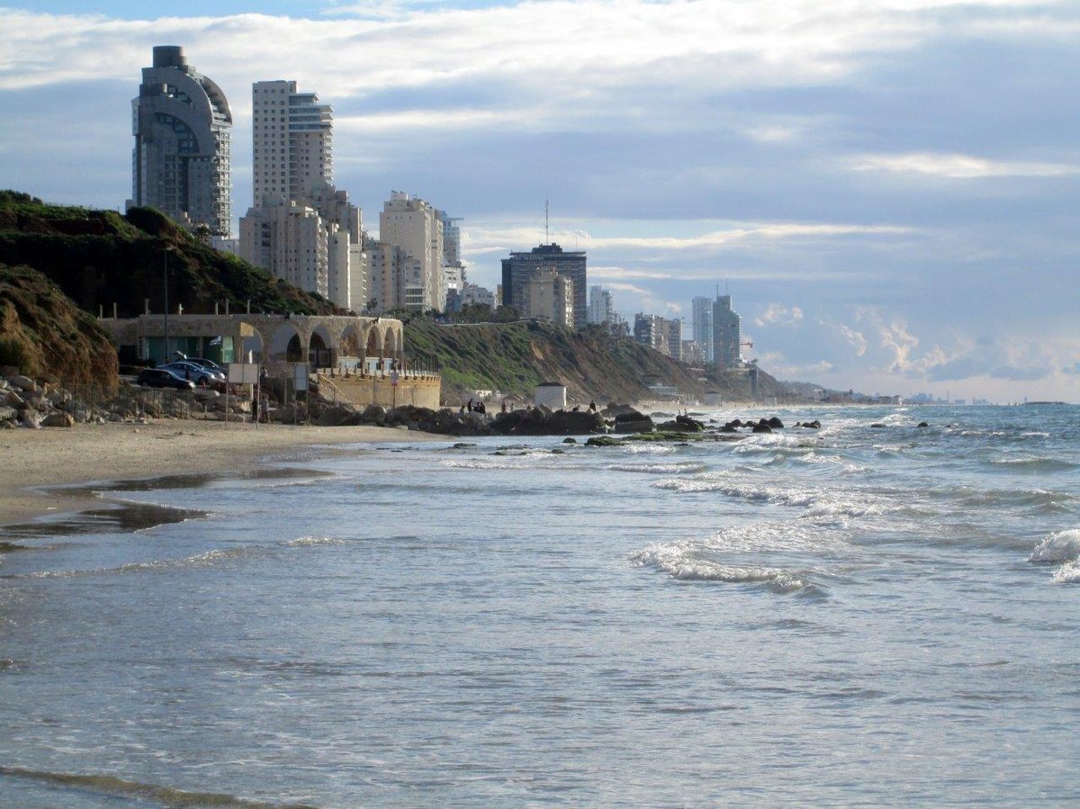 מזג האוויר התחמם: סיור מצולם בחופי השרון