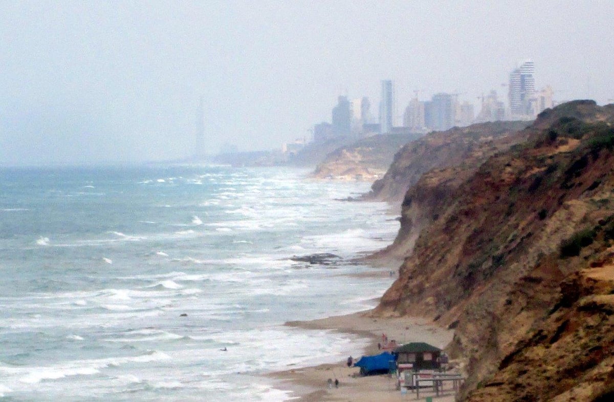 מזג האוויר התחמם: סיור מצולם בחופי השרון