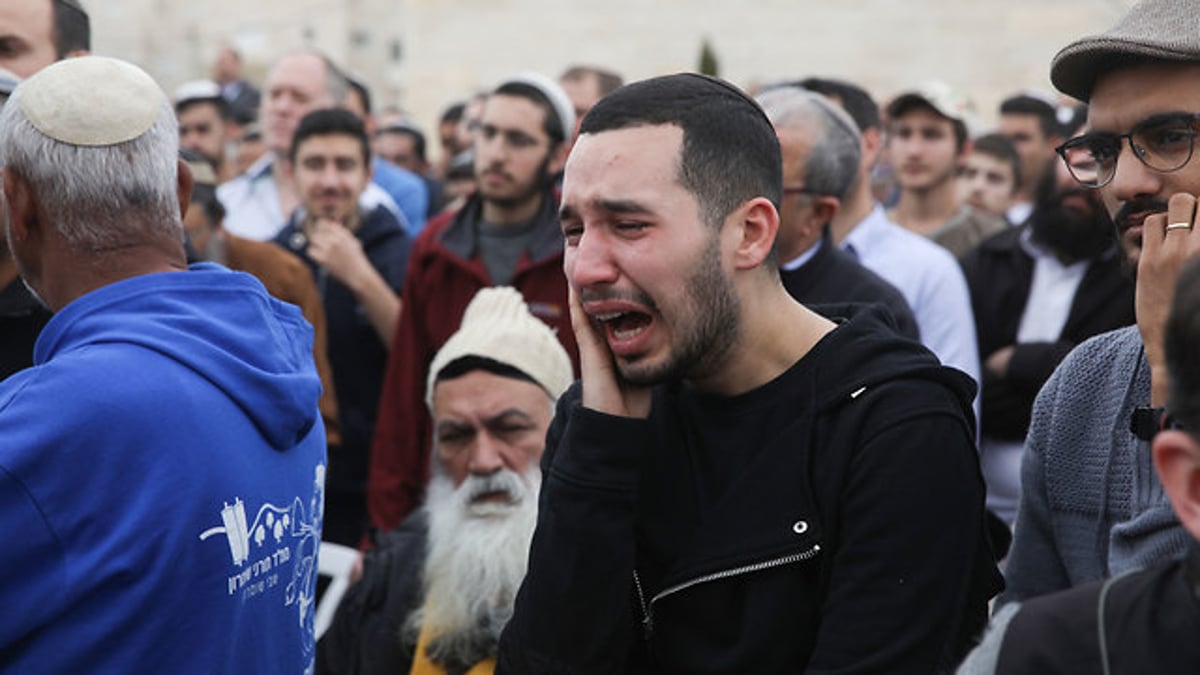 הלוויתו של איתמר בן גל הי"ד: "מי יתן מותי תחתיך" • צפו