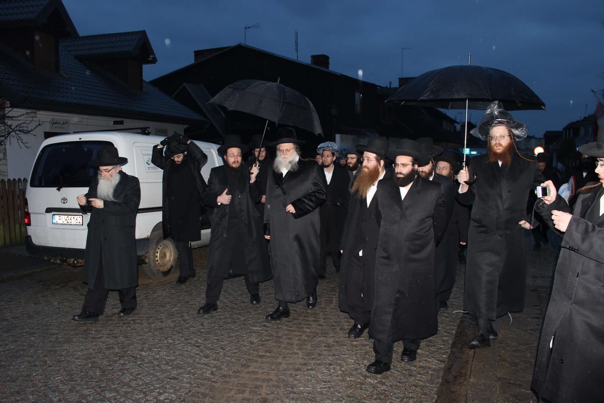 האדמו''ר ממודז'יץ במסע היסטורי בפולין • תיעוד