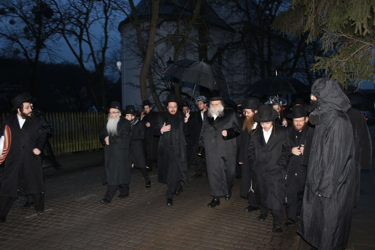 האדמו''ר ממודז'יץ במסע היסטורי בפולין • תיעוד