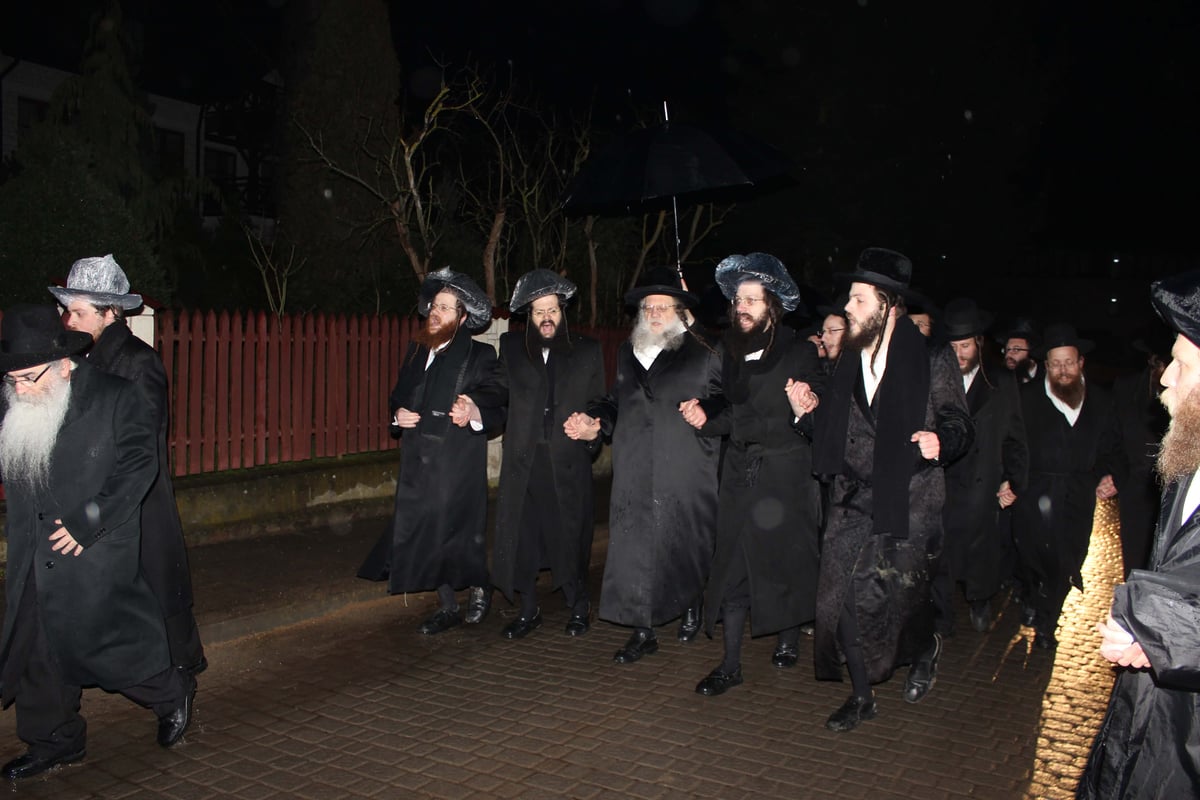 האדמו''ר ממודז'יץ במסע היסטורי בפולין • תיעוד