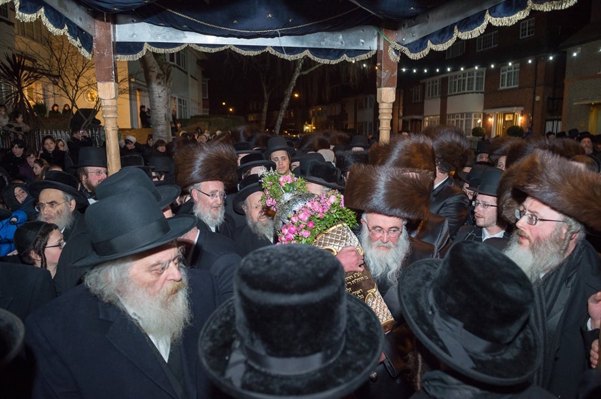 לונדון: הכנסת ס"ת להיכל ביהמ"ד הגדול סאטמר