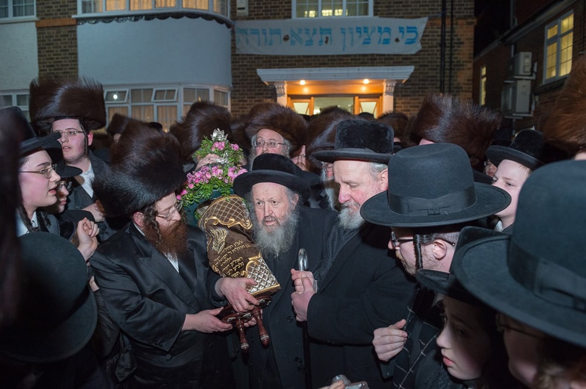 לונדון: הכנסת ס"ת להיכל ביהמ"ד הגדול סאטמר