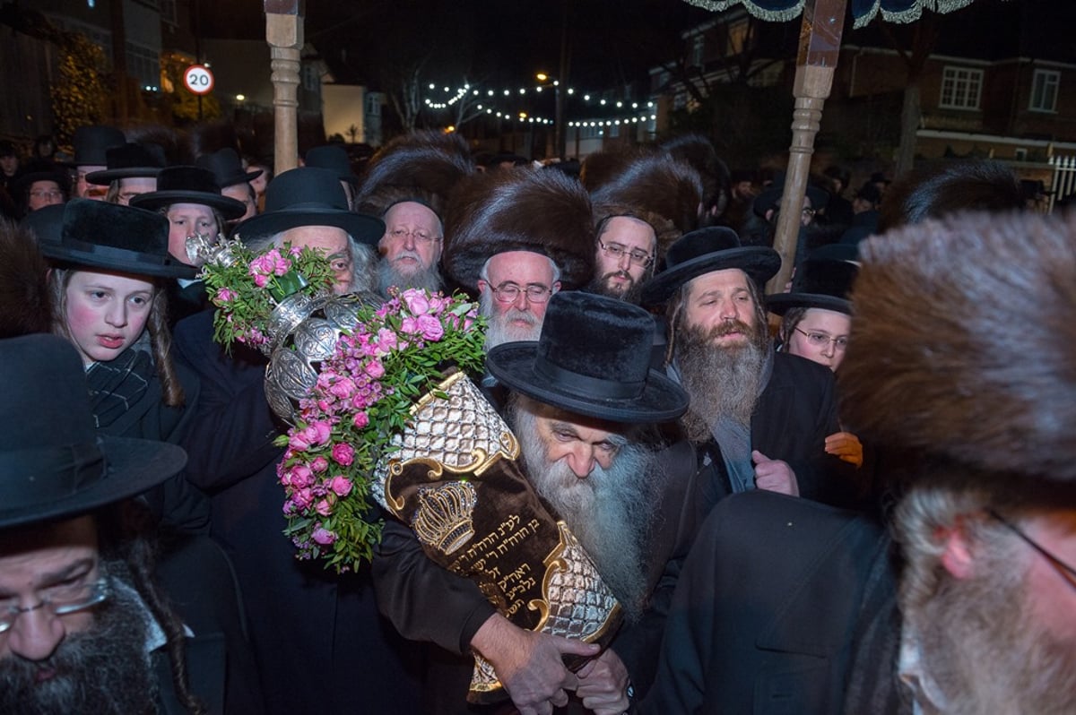 לונדון: הכנסת ס"ת להיכל ביהמ"ד הגדול סאטמר