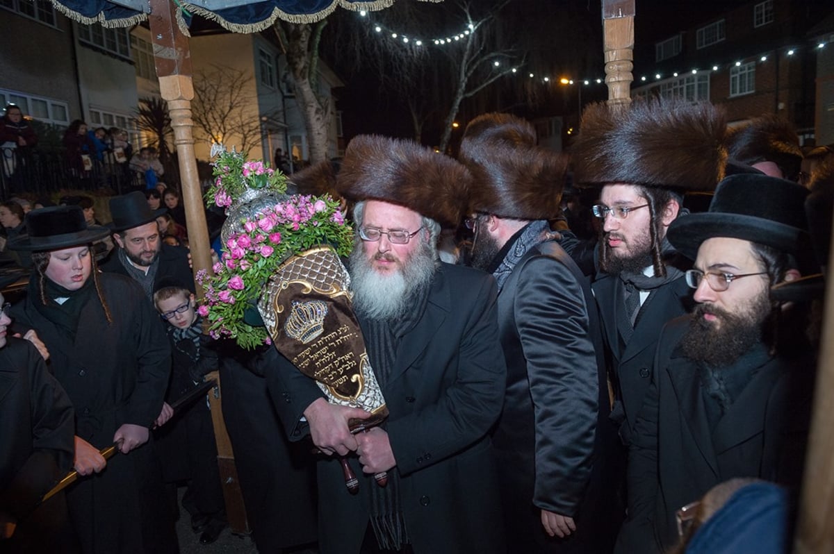 לונדון: הכנסת ס"ת להיכל ביהמ"ד הגדול סאטמר