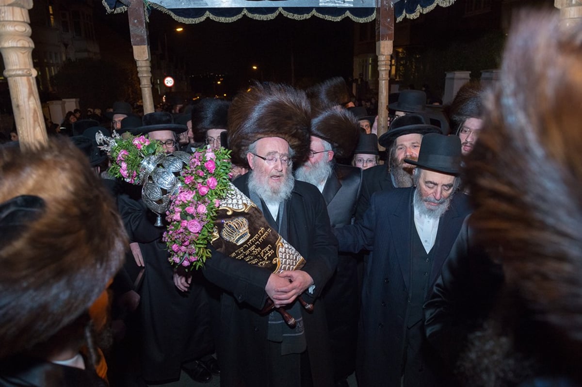 לונדון: הכנסת ס"ת להיכל ביהמ"ד הגדול סאטמר