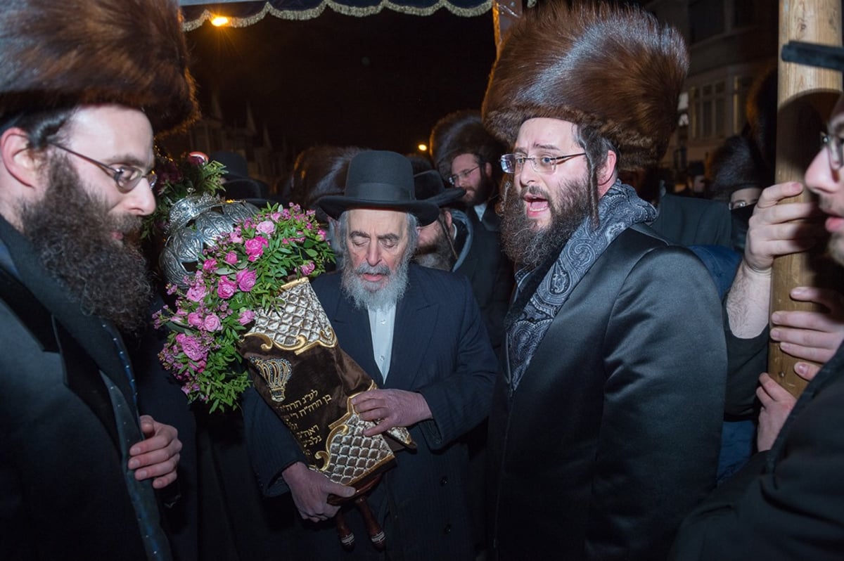 לונדון: הכנסת ס"ת להיכל ביהמ"ד הגדול סאטמר