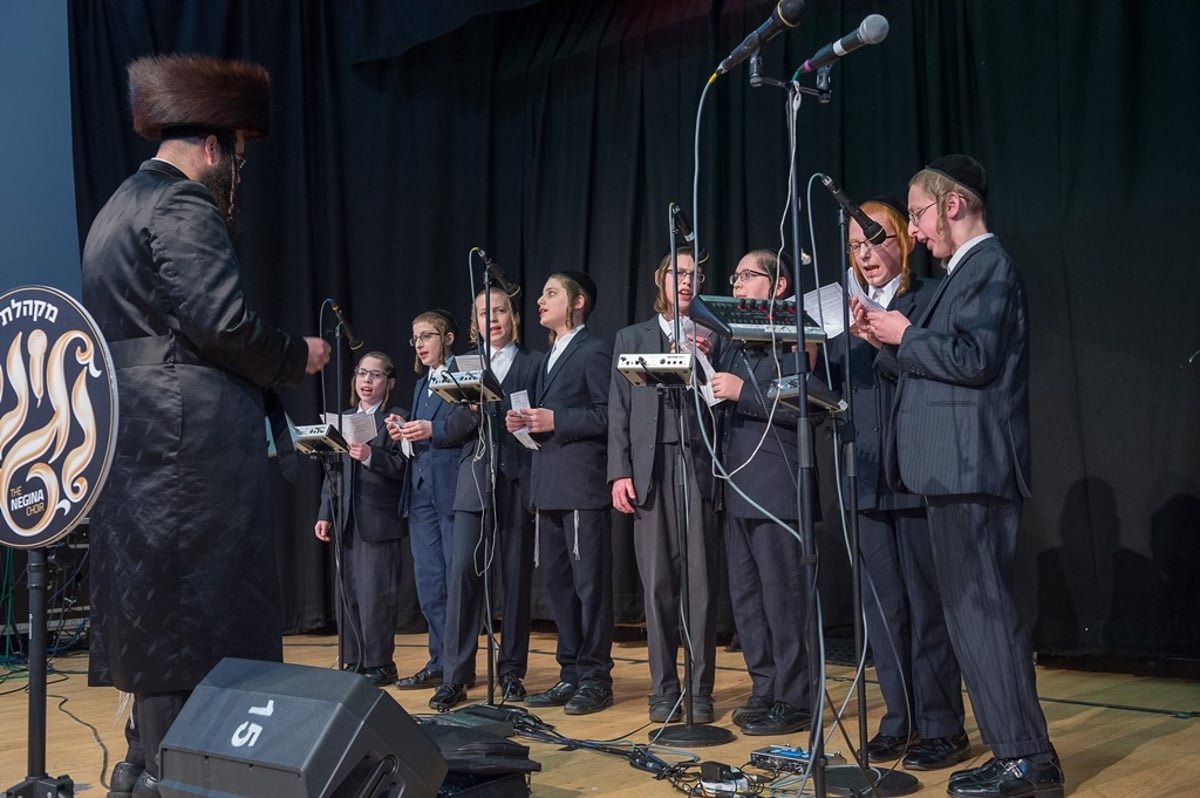 לונדון: הכנסת ס"ת להיכל ביהמ"ד הגדול סאטמר