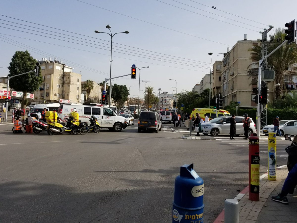 רוכב אופנוע נפצע קשה בהתנגשות עם אמבולנס